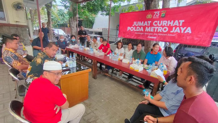 Direktorat Reserse Narkoba Polda Metro Jaya mengunjungi beberapa Kampung Narkoba di wilayah DKI Jakarta.