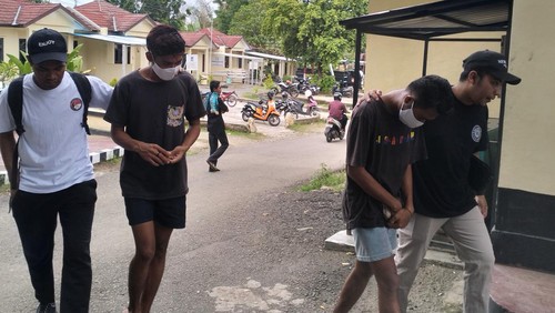Dua tersangka kepemilikan sabu dan ganja digiring ke tahanan Polres Manggarai Barat. (Ambrosius Ardin/detikBali)
