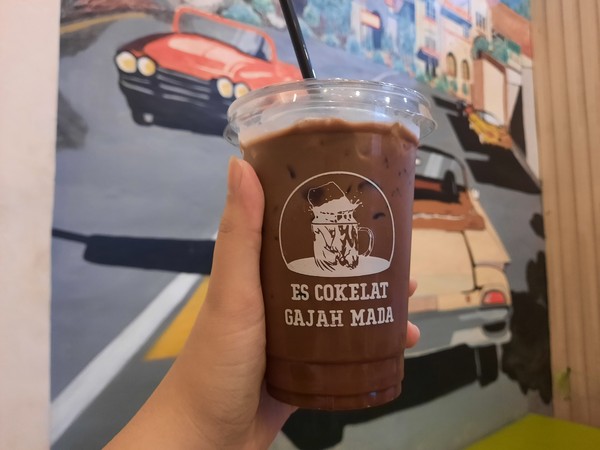 Selain itu, kamu juga bisa mencicipi aneka kuliner. Misalnya es cokelat Gajah Mada yang terkenal enak dan segar, cocok dinikmati di tengah cuaca panas di Kota Medan. Foto: Putu Intan/detikTravel Selain itu, kamu juga bisa mencicipi aneka kuliner. Misalnya es cokelat Gajah Mada yang terkenal enak dan segar, cocok dinikmati di tengah cuaca panas di Kota Medan. Foto: Putu Intan/detikTravel