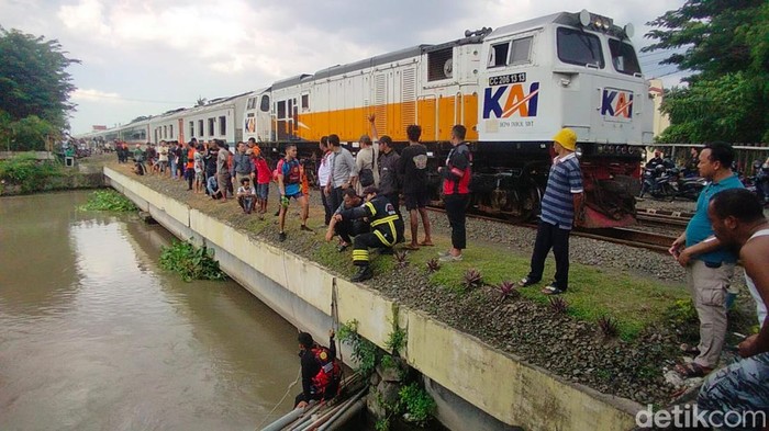 Evakuasi anak tenggelam Surabaya