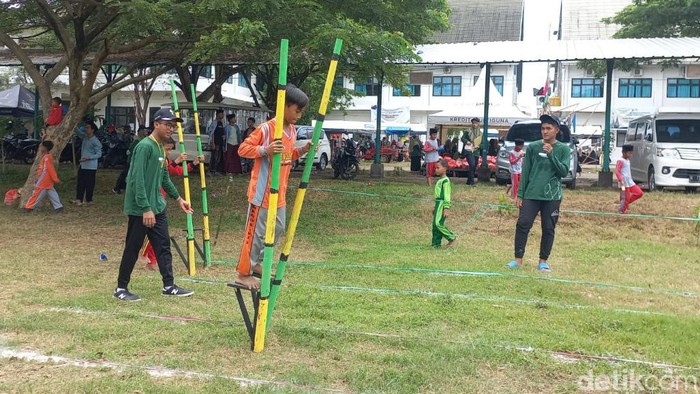 Tidak melulu memberikan pendidikan keagamaan pada santri, Ponpes Bayt Al Hikmah Kota Pasuruan getol mendukung pelestarian permainan tradisonal.