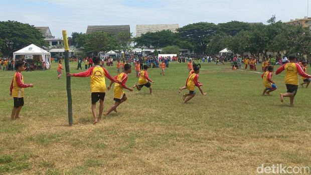 Tidak melulu memberikan pendidikan keagamaan pada santri, Ponpes Bayt Al Hikmah Kota Pasuruan getol mendukung pelestarian permainan tradisonal.