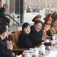 Kim Jong Un belakangan semakin sering membawa Kim Ju Ae dalam berbagai acara publik. Dalam berbagai penampilannya, gadis itu sering mengenakan baju-baju yang bisa dibilang stylish dan mewah untuk orang Korea Utara. Bentuk tubuhnya yang berisi pun menjadi perbincangan masyarakat. Foto: KCNA/AP Photo