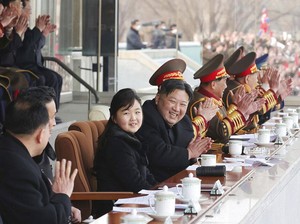Kim Jong Un Makin Rajin Perlihatkan Putrinya, Kini Nonton Sepak Bola