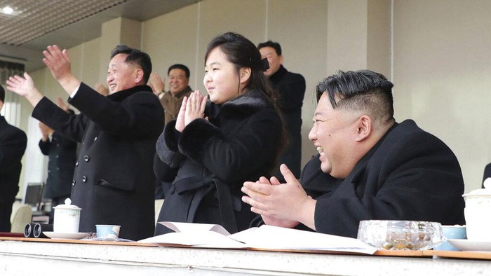 Full Senyum, Momen Kim Jong Un dan Putrinya Nonton Sepakbola This photo provided by the North Korean government shows North Korean leader Kim Jong Un, center, and his daughter, left, watch the sports games by the staff of the cabinet and the Ministry of National Defence at an undisclosed location in North Korea, on Feb. 17, 2023. Independent journalists were not given access to cover the event depicted in this image distributed by the North Korean government. The content of this image is as provided and cannot be independently verified. Korean language watermark on image as provided by source reads: