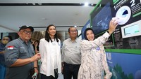 Sampah plastik masih menjadi permasalahan pelik di berbagai wilayah Indonesia – menimbulkan dampak negatif bagi lingkungan dan keseharian masyarakat. Dari 18,826,763 ton sampah pada 2022, hanya 77,21% sampah yang terkelola dan masih terdapat 22,79% sampah yang tidak terkelola1. Kolaborasi lintas sektor menjadi kunci penting yang terus harus didorong dan diupayakan. 