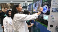 Bertempat di Atrium Sarinah Thamrin, acara yang turut didukung oleh Kementerian Lingkungan Hidup RI dan Dinas Lingkungan Hidup DKI Jakarta ini mengangkat urgensi penanggulangan sampah plastik melalui kolaborasi lintas sektor, serta menghadirkan beragam inovasi terkini untuk memudahkan konsumen mengadopsi gaya hidup yang lebih ramah lingkungan dan pintar dalam pilah pilih plastik.