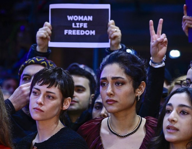 Golshifteh Farahani yang menjadi juri dari Festival Film Berlin mengatakan film merupakan bahan bakar penting untuk gerakan merdeka. Namun di Iran, menurutnya film bukan hanya sekadar bahan bakar. “Di negara seperti Iran yang diktator, seni bukan hanya hal filosofis atau intelektual, itu sangat esensial, bagaikan oksigen,” ujar wanita yang memiliki dua kerwarganegaraan Iran dan Prancis itu. Foto: Dok. Getty Images