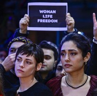 Golshifteh Farahani yang menjadi juri dari Festival Film Berlin mengatakan film merupakan bahan bakar penting untuk gerakan merdeka. Namun di Iran, menurutnya film bukan hanya sekadar bahan bakar. “Di negara seperti Iran yang diktator, seni bukan hanya hal filosofis atau intelektual, itu sangat esensial, bagaikan oksigen,” ujar wanita yang memiliki dua kerwarganegaraan Iran dan Prancis itu. Foto: Dok. Getty Images