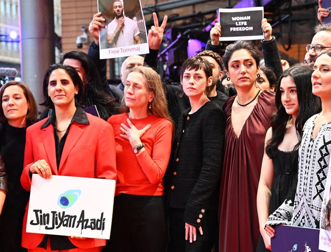 Pada 18 Februari 2023, Golshifteh Farahani tampil bareng Kristen Stewart di karpet merah Festival Film Berlin, Jerman. Keduanya bukan tampil untuk berpose melainkan demo alias protes pada apa yang dialami para wanita di Iran. Mereka mengutuk tindakan keras Iran terhadap para demonstran perempuan atas kematian Mahsa Amini yang tewas setelah ditangkap oleh polisi moral. Foto: Dok. Getty Images