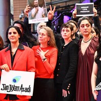 Pada 18 Februari 2023, Golshifteh Farahani tampil bareng Kristen Stewart di karpet merah Festival Film Berlin, Jerman. Keduanya bukan tampil untuk berpose melainkan demo alias protes pada apa yang dialami para wanita di Iran. Mereka mengutuk tindakan keras Iran terhadap para demonstran perempuan atas kematian Mahsa Amini yang tewas setelah ditangkap oleh polisi moral. Foto: Dok. Getty Images