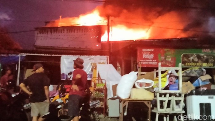 Gudang plastik di Kabupaten Maros, Sulsel terbakar.