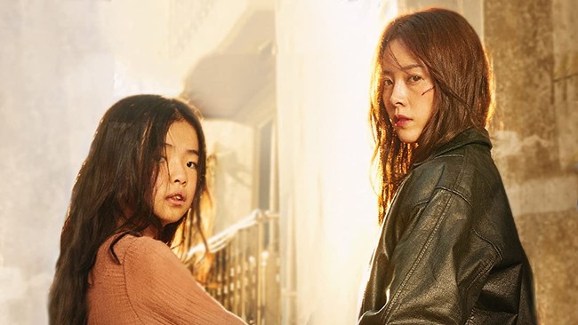 Han Ji Min tidak pakai sedikit pun makeup saat syuting film ‘Miss Baek’. Menurutnya tampil tanpa riasan wajah dapat menegaskan karakter yang diperankannya, yakni mantan narapidana yang berusaha melindungi dirinya. Foto: istimewa