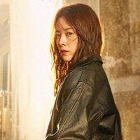 Han Ji Min tidak pakai sedikit pun makeup saat syuting film ‘Miss Baek’. Menurutnya tampil tanpa riasan wajah dapat menegaskan karakter yang diperankannya, yakni mantan narapidana yang berusaha melindungi dirinya. Foto: istimewa