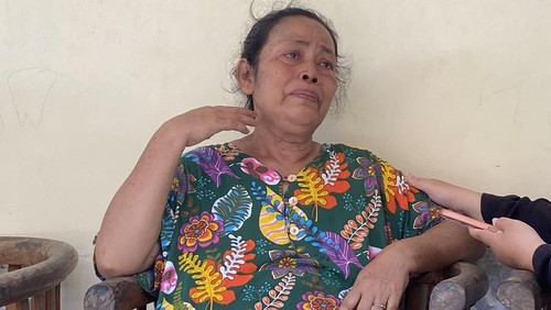 Rena, ibu Irma Lestari, di Denpasar Timur, Denpasar, Minggu (19/2/2023). Irma Lestari merupakan salah satu WNI yang meninggal akibat gempa Turki.