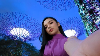 Hasil Night Selfie dari penyanyi Lyodra menggunakan kamera depan 12MP di Galaxy S23 5G. Foto: Samsung