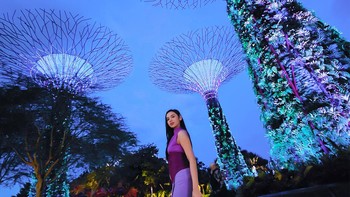 Penyanyi Lyodra menggunakan pro-grade 50MP wide angle camera di Galaxy S23 5G untuk foto OOTD yang lebih vivid saat low light. Foto: Samsung