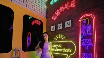 Tak perlu khawatir noise dan backlight saat foto OOTD dengan background lampu neon di kondisi minim cahaya berkat Super HDR pada Kamera 50MP di Galaxy S23 5G. Foto: Samsung