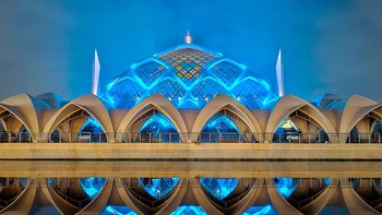 Fotografer Rendy Maulana ciptakan reflection photography di malam hari yang epic berkat kamera 200MP di Galaxy S23 Ultra. Foto: Samsung