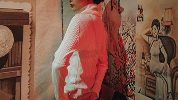 Capture foto diri di malam hari jadi lebih epic berkat pemfokusan yang lebih cepat dan akurat di kamera 200MP di Galaxy S23 Ultra 5G. Foto: Samsung