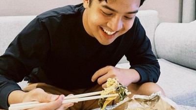 Heboh! Jerome Polin Pamer Makan Nasi Padang Ayam Pop Pakai Sumpit