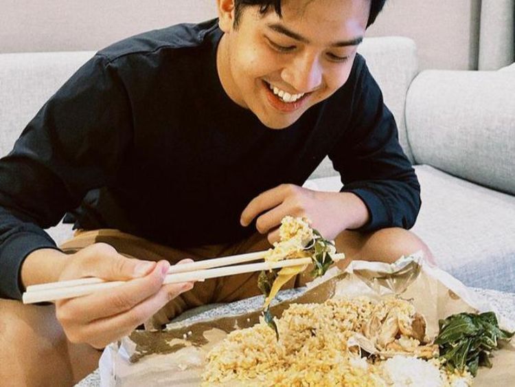 Heboh! Jerome Polin Pamer Makan Nasi Padang Ayam Pop Pakai Sumpit