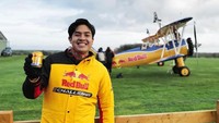 Oleh salah satu minuman berenergi, dirinya pernah diajak mengendarai pesawat kecil. Tak lupa, agar dirinya bersemangat ia meminum minuman energi tersebut sebelum terbang. Foto: Instagram/jeromepolin