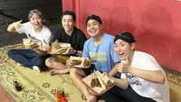 Ketika kedatangan teman-temannya dari Jepang, Jerome Polin memilih sate kaki lima sebagian hidangan suguhannya. Mereka asyik menikmati sate sambil menggunakan blangkon. Foto: Instagram/jeromepolin