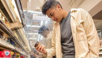 Jerome Polin seringkali berbelanja ke supermarket untuk memenuhi kebutuhan sehari-harinya. Termasuk saat memilih yogurt untuk persediaan makanannya di Jepang. Foto: Instagram/jeromepolin