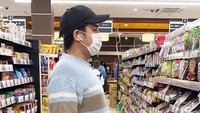 Ketika berbelanja ke supermarket, ia juga melakukan aksi unik. Dibantu dengan teman-temannya, ia memotret dirinya dari samping untuk melihat kondisi tubuhnya sendiri. Foto: Instagram/jeromepolin