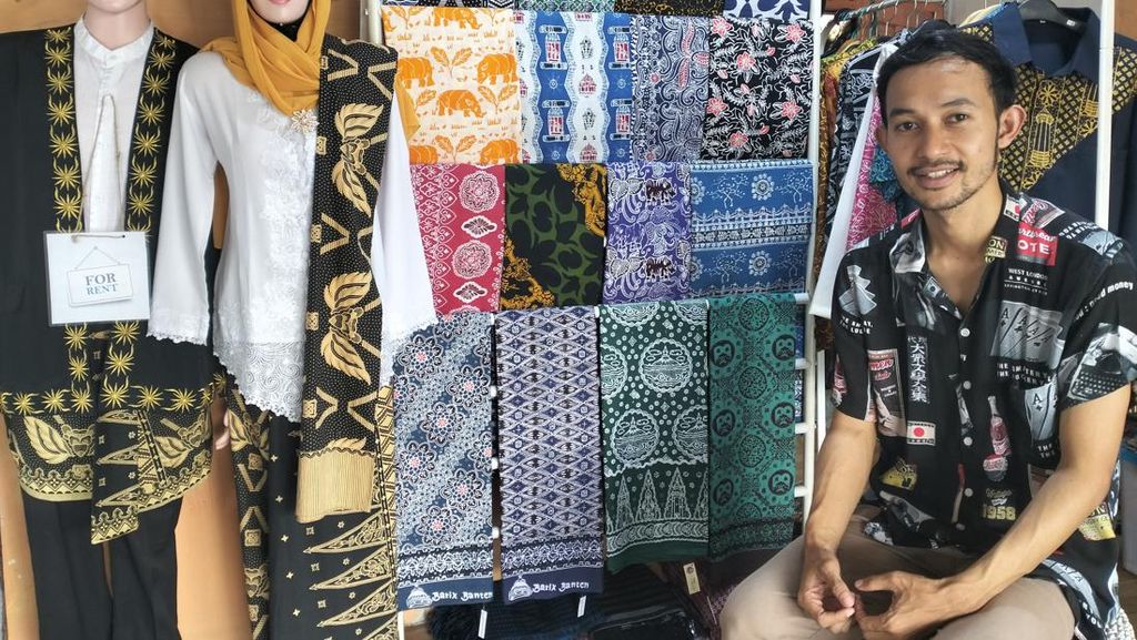 Buang Kesan Kolot dan Kuno, Asep Pede Jual Batik Beromzet Puluhan Juta