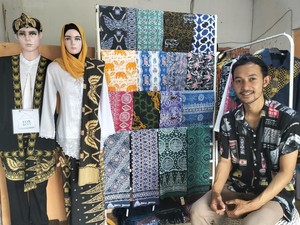Buang Kesan Kolot dan Kuno, Asep Pede Jual Batik Beromzet Puluhan Juta