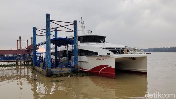 Kapal Ferry rute Tanjungbalai-Malaysia.