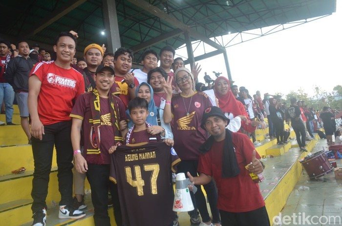 Keluarga Agung Mannan saksikan langsung laga PSM Makassar melawan Persik Kediri di pekan ke-25 Liga 1 2022/2023.