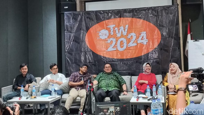 Ketua Bawaslu RI Rahmat Bagja (berbatik hijau) dalam sebuah diskusi. (Anggi Muliawati/detikcom).