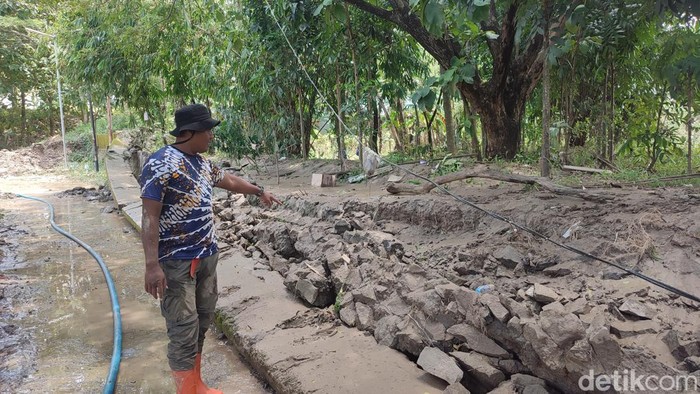 Kondisi di lokasi tanggul jebol di Perumahan Dinar Indah, Meteseh, Semarang, Minggu (19/2/2023).