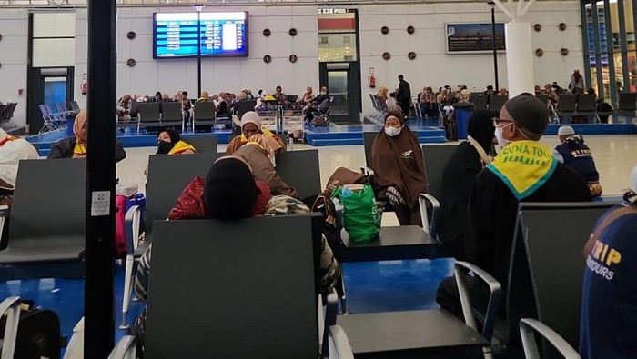 Kondisi Jemaah Menunggu di Bandara Jeddah