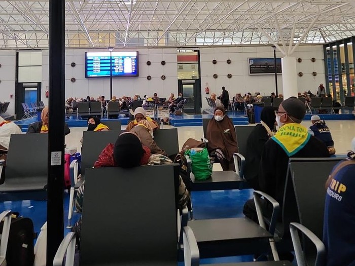 Kondisi Jemaah Menunggu di Bandara Jeddah