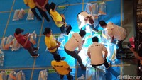 Ada sekitar sembilan ratus ikan koi dari berbagai jenis yang diikutsertakan dalam ajang bertajuk Young Koi Show tersebut. Kontes yang diselenggarakan Cirebon Koi Community (CKC) dan beberapa komunitas pencinta koi lainnya itu berlangsung selama tiga hari, 17-19 Februari 2023. (Foto: Ony Syahroni/detikJabar)