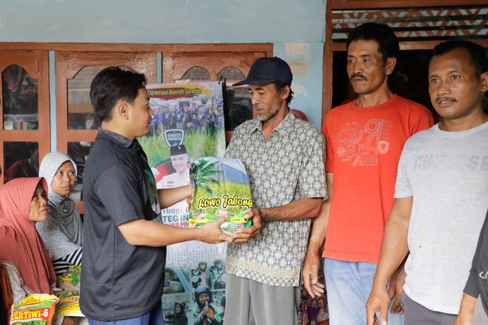 Kowarteg Tebar 30 Karung Bibit Padi-Jagung ke Petani Bojonegoro