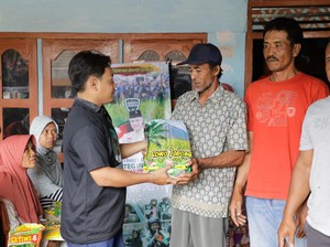 Kowarteg Tebar 30 Karung Bibit Padi-Jagung ke Petani Bojonegoro