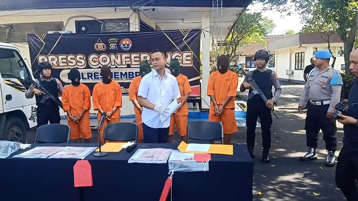 Lima tersangka pencurian solar di SPBU saat pers rilis di halaman Mako Polres Jembrana, Minggu (19/2/2023). (Foto: I Putu Adi Budiastrawan/detikBali)