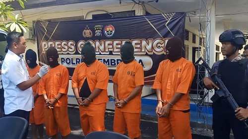 Lima tersangka pencurian solar di SPBU saat pers rilis di halaman Mako Polres Jembrana, Minggu (19/2/2023).