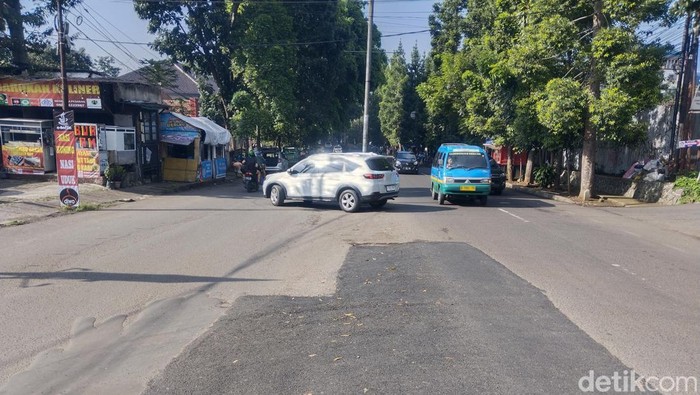Lubang di Jalan Dago akhirnya ditambal.