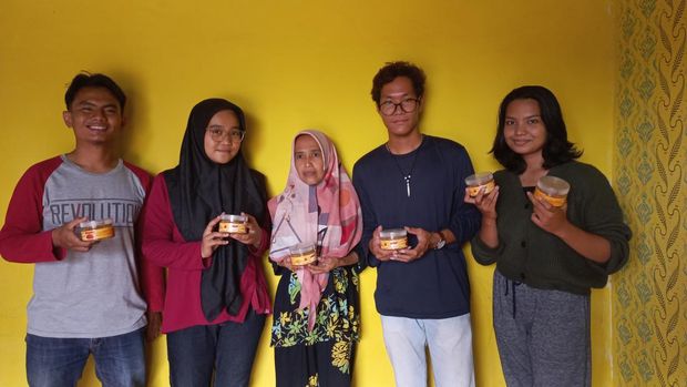 Mahasiswa Universitas Jambi saat menunjukkan abon ikan lele (Dimas Sanjaya/detikSumut)