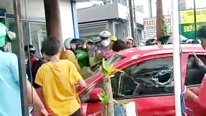 Mobil Honda Brio di Makassar dirusak massa karena kabur usai isi BBM hingga menabrak warga.