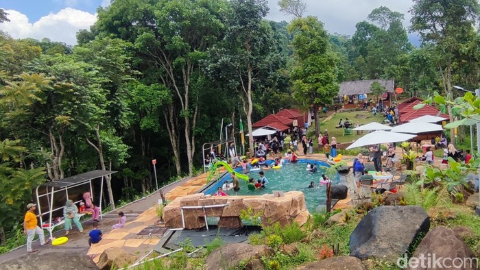 Masyarakat sedang menikmati keindahan Bukit Sampalan Asri.