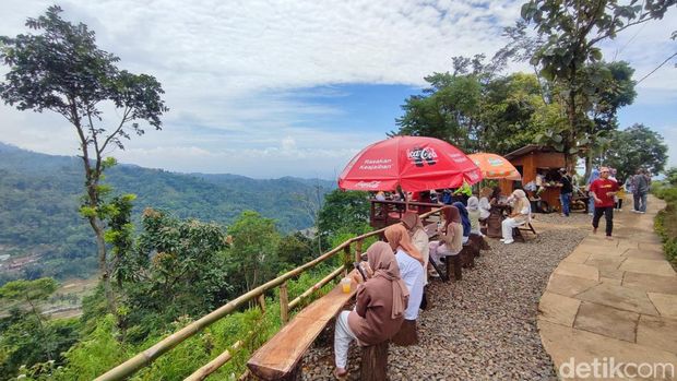 Masyarakat sedang menikmati keindahan Bukit Sampalan Asri.