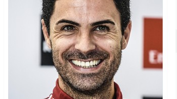 Senyum lebar Arteta mewakili kebahagian para pendukung Arsenal. Foto: Twitter