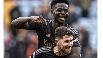 Ekspresi pemain Arsenal ini rasanya menggambarkan kegembiraan para fans yang melihat timnya kembali ke puncak Liga Inggris. Foto: Twitter